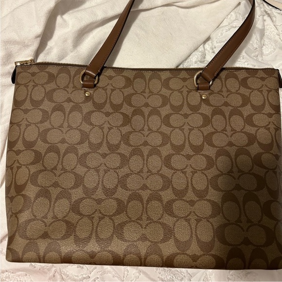 Coach Brown Tote Bag with Signature Pattern and Spacious Design - Picture 2 of 4